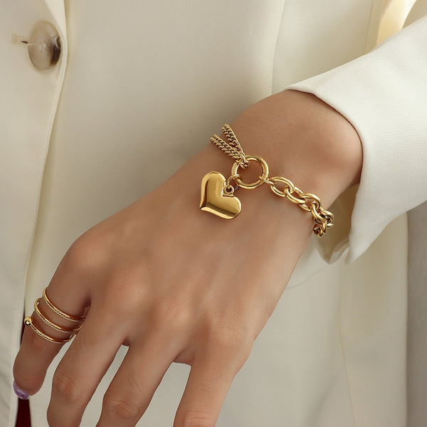 Pulsera con colgante de corazón llamativo