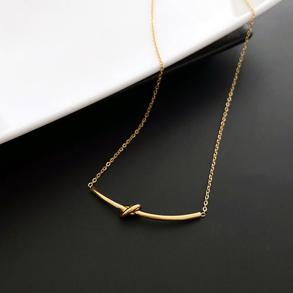 Collar con colgante anudado de acero inoxidable 316L color dorado para mujer