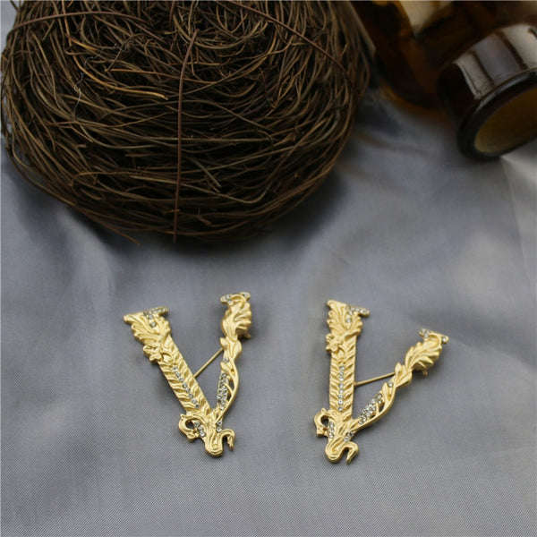Broches con letras V de palacio vintage para mujeres y hombres