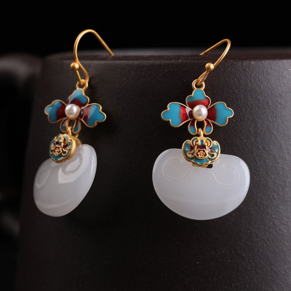Pendientes de jade natural Hotan con incrustaciones de perlas esmaltadas y oro antiguo de diseño creativo para mujer