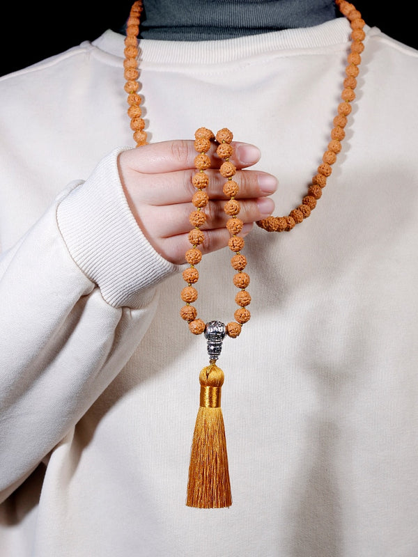 Collar Japamala anudado con cuentas de Rudraksha de 9 mm con borla