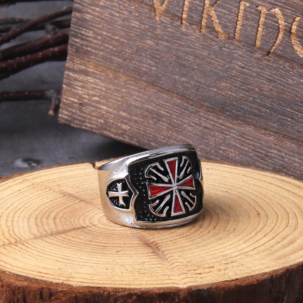 Anillo de acero inoxidable para hombre con incrustaciones de circonita cúbica de la Cruz Roja y los Caballeros Templarios.