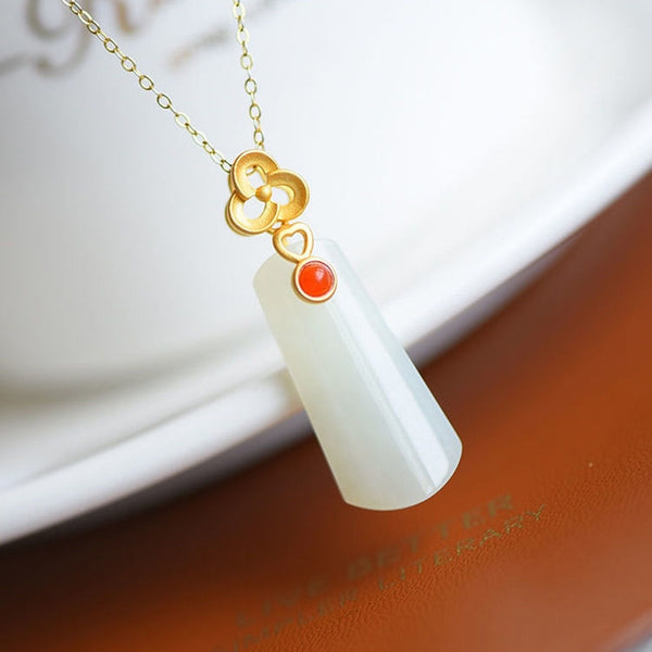 Collar con colgante de turmalina roja del sur con incrustaciones de calcedonia blanca hetiana natural