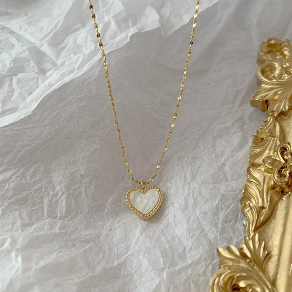Collar con colgante de corazón de acero inoxidable color dorado