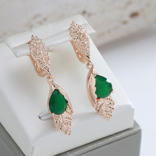 Pendientes colgantes con textura de hoja y corte de gota de circonita verde en inglés