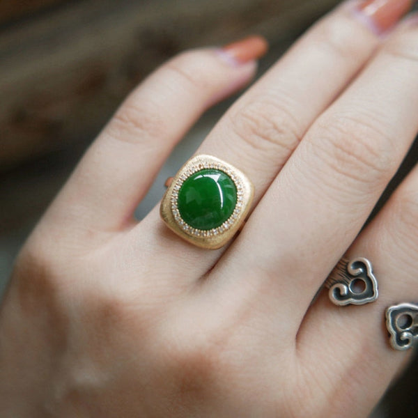 Anillos de jade y calcedonia verde natural de estilo vintage con artesanías de trefilado de oro antiguo.