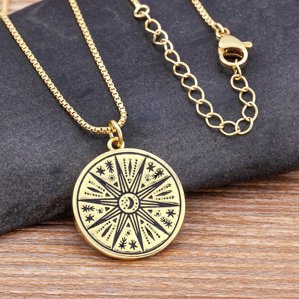 Collar con colgante en forma de luna con incrustaciones de tótem solar estilo punk de nuevo diseño