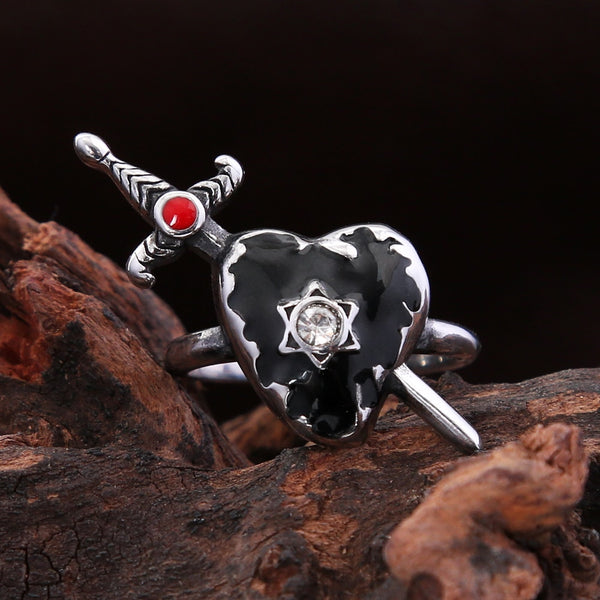 Anillo gótico vintage con flecha en forma de corazón negro