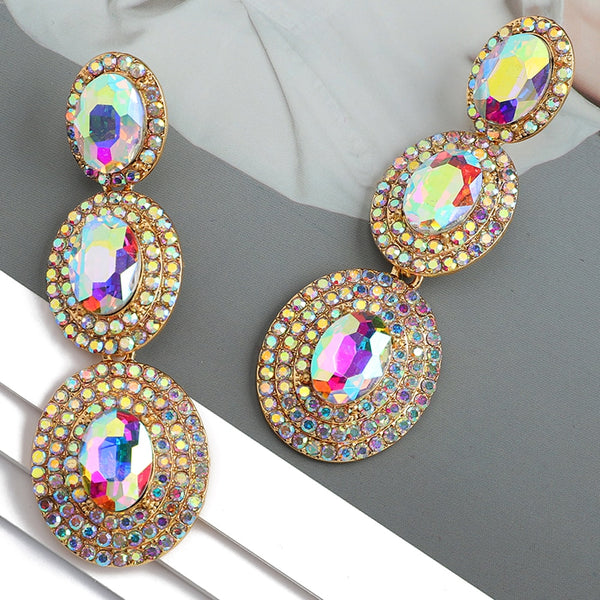 Pendientes colgantes modernos y elegantes de metal con múltiples cristales redondos