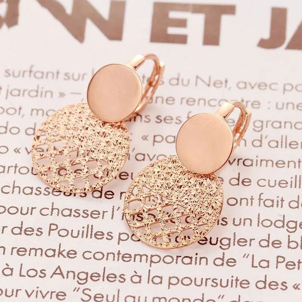 Pendientes redondos brillantes calados de oro rosa para mujer