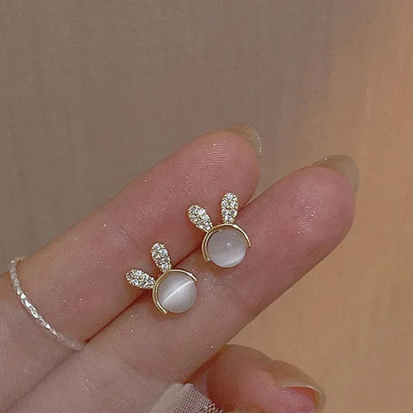 Pendientes de conejo de calcedonia natural con diamantes y diseño creativo.