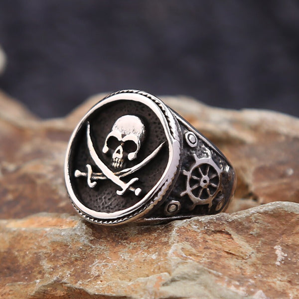Anillo gótico vintage de acero inoxidable con sello pirata y doble cuchillo con calavera para hombre