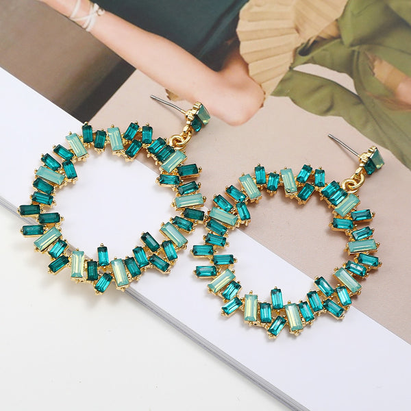Pendientes colgantes grandes redondos con incrustaciones de metal dorado y cristales brillantes para mujer