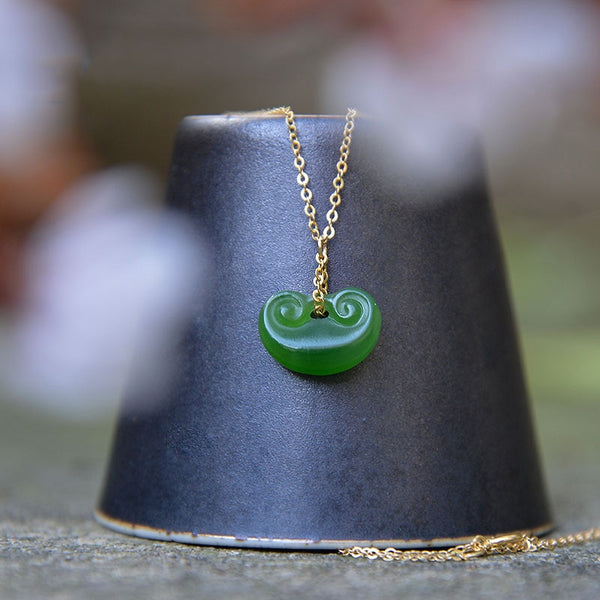 Nuevo collar con colgante pequeño Yuanbao de jade hetiano natural con incrustaciones de plata