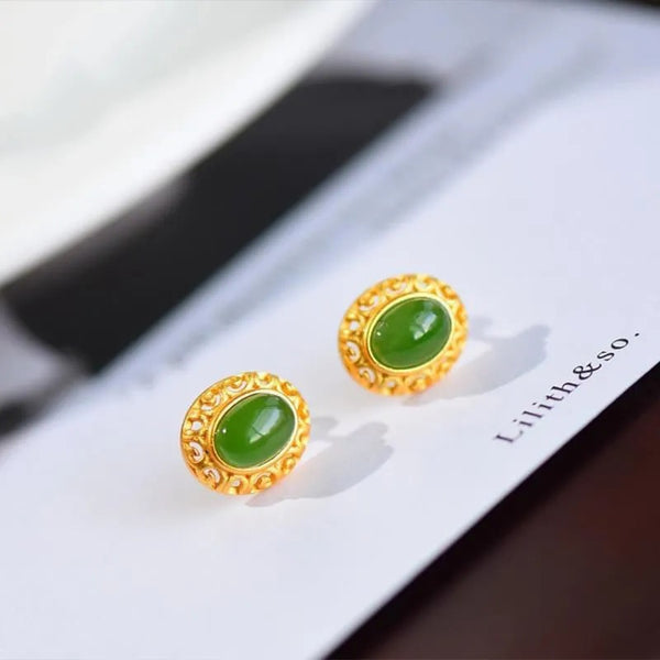 Pendientes ovalados de jade verde hetiano natural con incrustaciones de oro antiguo