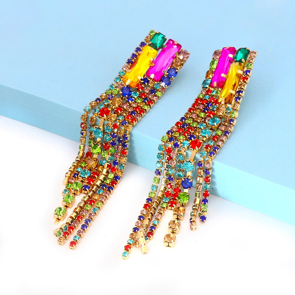 Nuevos pendientes largos con borlas y diamantes de imitación de colores brillantes.
