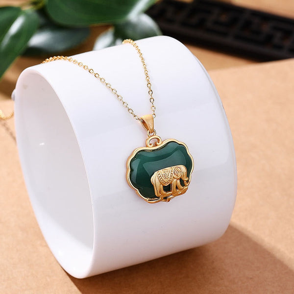 Colgante de elefante de jaspe de Hotan natural, hecho a mano en oro antiguo