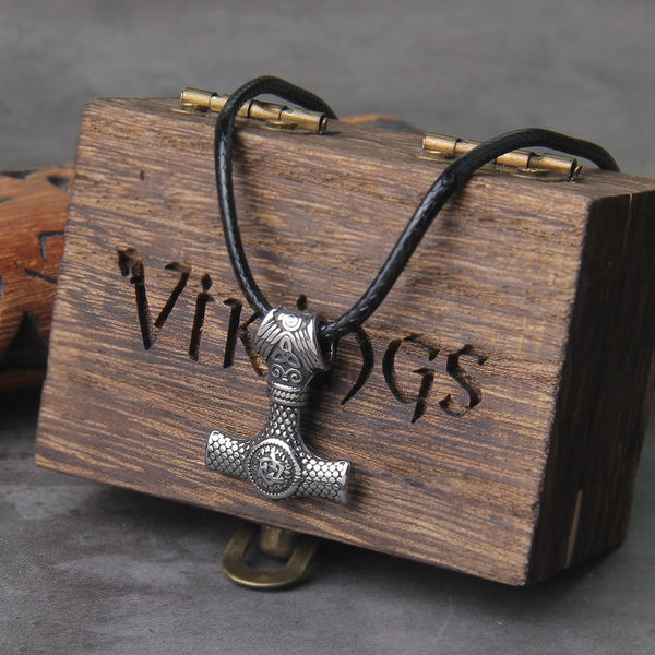 Collar de martillo de Thor de acero inoxidable en caja de madera: ¡un regalo ideal para mujer!
