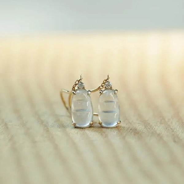 Pendientes de diseño original con diamantes de hielo natural a través de calcedonia.