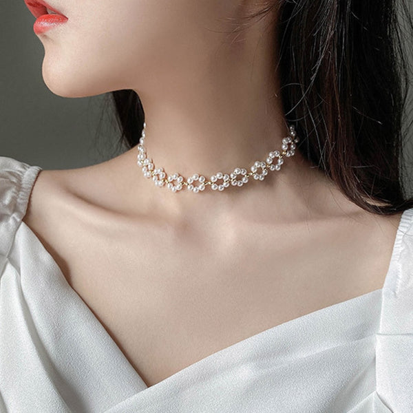 Collares de perlas y flores con temperamento de moda, gargantillas simples, creativas y redondas con huecos para mujer