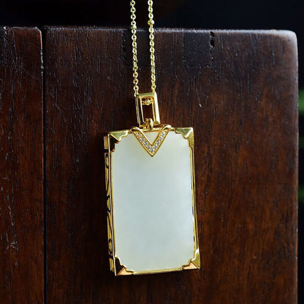 Collar con colgante rectangular de jade blanco hetiano natural con incrustaciones de plata