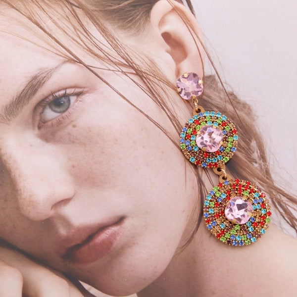 Nuevos pendientes de diamantes de imitación coloridos para mujer, pendientes largos con cristales llamativos.