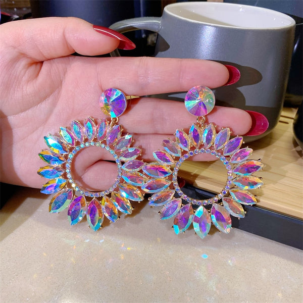 Nuevos pendientes de flores de colores con cristales y gotas de agua con diamantes de imitación geométricos.