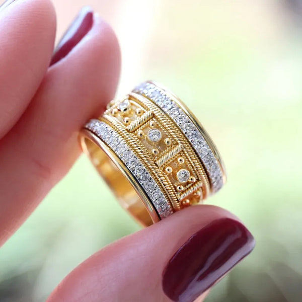 Anillo de lujo con incrustaciones de diamantes de imitación y diseño retro para mujer