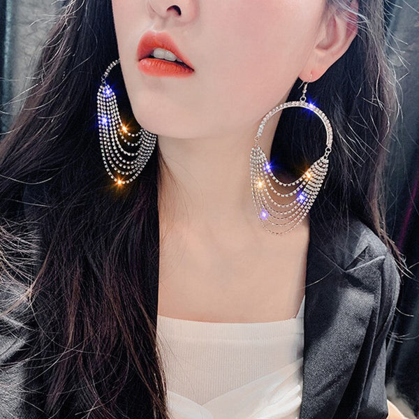 Pendientes largos con borlas de cristal y brillantes, de gran tamaño, color dorado y plateado, con diamantes de imitación.