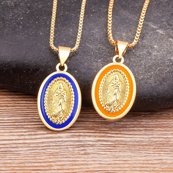 Collar con colgante de la Virgen María cristiana de esmalte