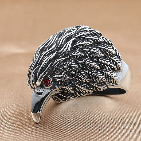 Anillo de águila estilo punk hip hop para hombre, de acero inoxidable, con cabeza de águila y ojos de motociclista, piedra negra y roja.