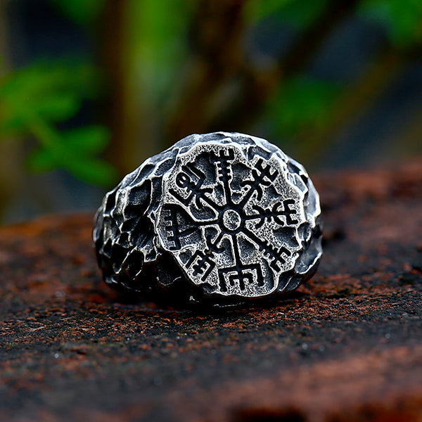 Anillo vintage con runas vikingas y brújula para hombre