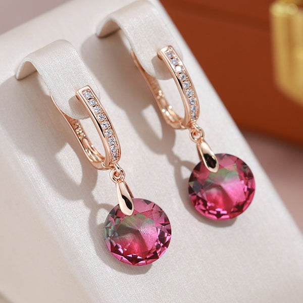 Pendientes largos con colgante de circonitas de colores rojo y verde