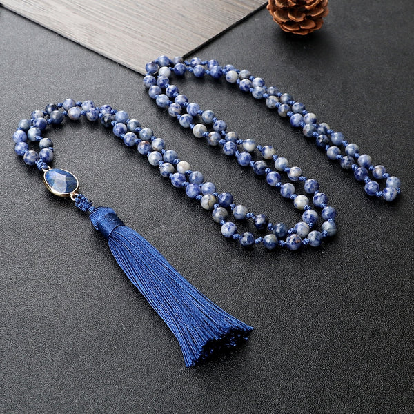 Collar Mala 108 con cuentas de piedra natural de sodalita de veta azul y puntos blancos