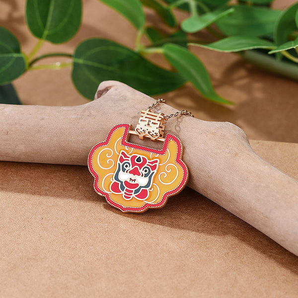 Collar con colgante de candado dorado con diseño de león danzante esmaltado estilo palacio