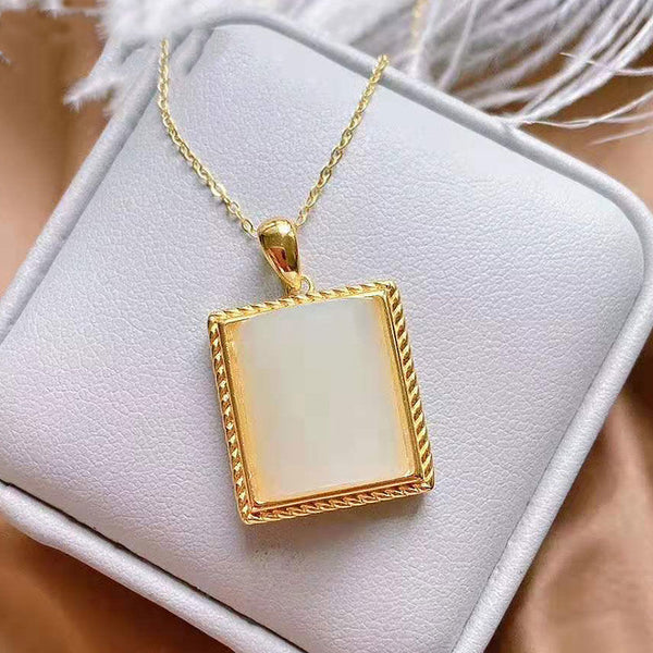 Collar con colgante de pulpa de jade blanco hetiano natural con incrustaciones de plata