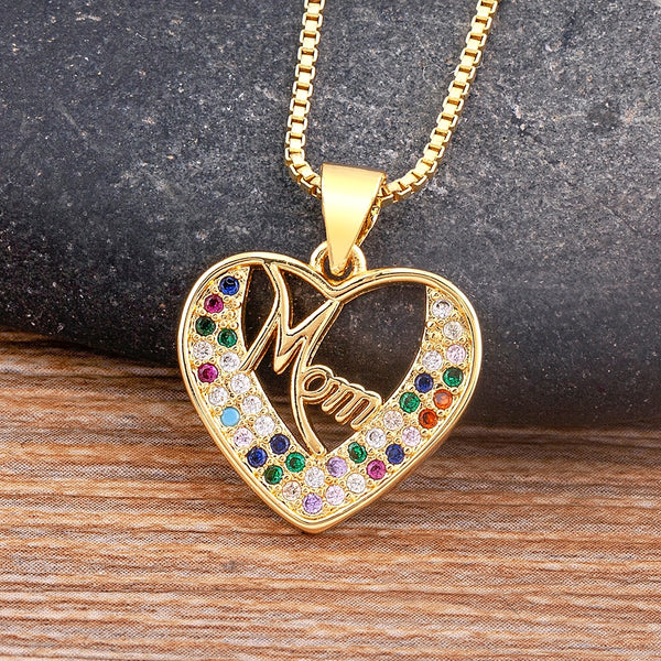 Collar chapado en oro con colgante clásico de corazón con incrustaciones de letra "Mamá" y cristal arcoíris de circonita para mujer