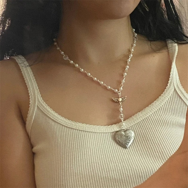 Collar estilo rosario con medallón de corazón blanco hecho a mano