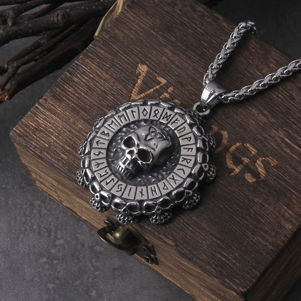 Collar con colgante de cadena de acero inoxidable con diseño de calavera de Valknut y hacha vikinga de guerrero.