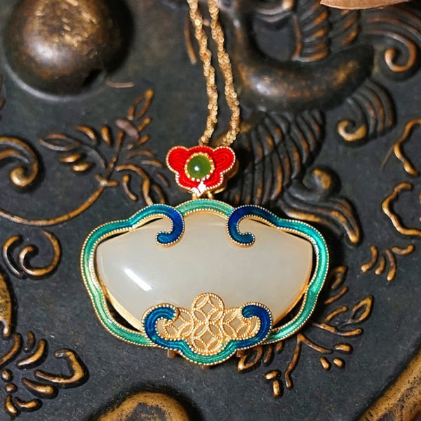 Collar con colgante clásico de esmalte Ruyi de jade blanco natural de Hotan, elaborado con oro antiguo