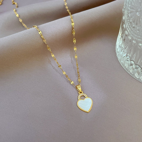 Collar con colgante de concha blanca en forma de corazón para mujer