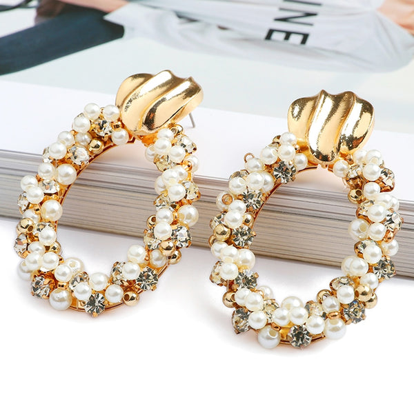 Pendientes colgantes grandes de metal dorado ovalado con perlas de imitación para mujer