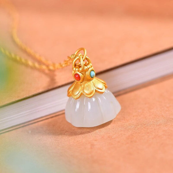 Collar con colgante de loto de jade blanco hetiano natural de artesanía dorada antigua