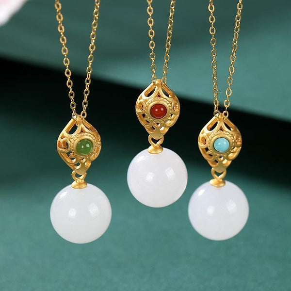 Collar con colgante de cuentas de jade blanco hetiano natural con incrustaciones de plata