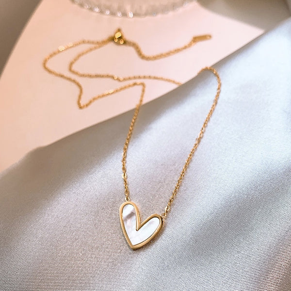 Collar clásico de acero inoxidable con colgante de corazón de concha en color dorado