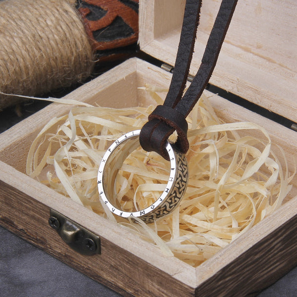 Anillo de acero inoxidable con runas vikingas que nunca se descolora