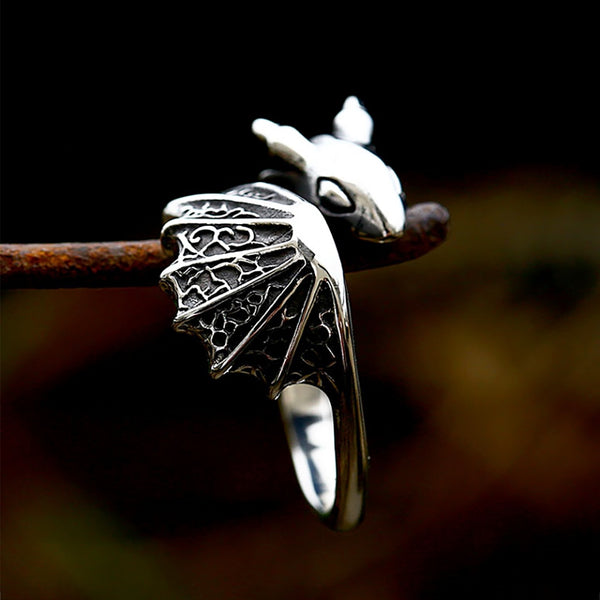 Anillo vintage creativo de acero inoxidable con diseño de dragón volador para hombres y mujeres.