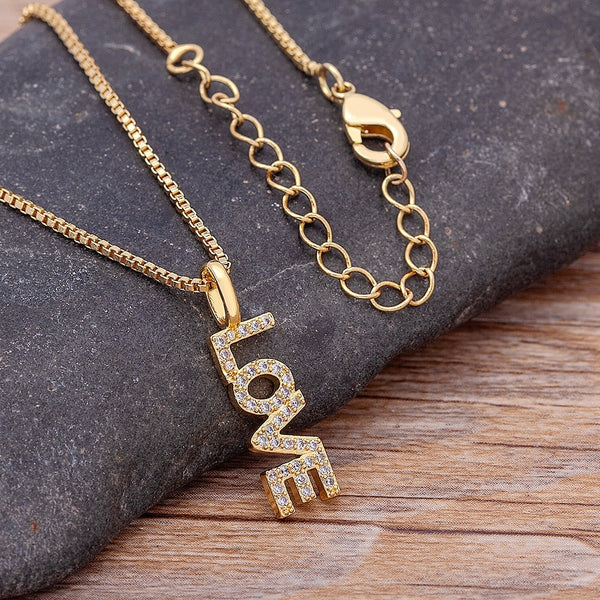 Colgante con letras "Amor/Feliz/Sueño/Amore/Guerrero" de Nidin Styles