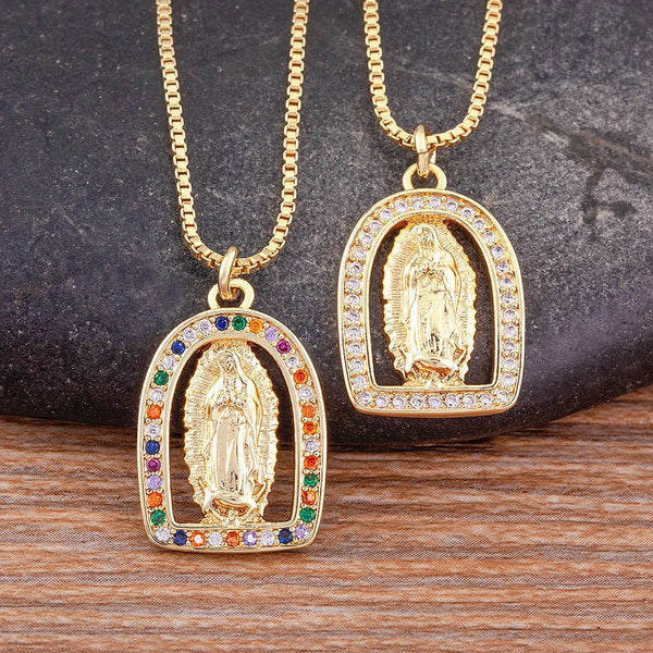 Collar chapado en oro con colgante de la Virgen María con incrustaciones de cristal arcoíris de circonita de alta calidad
