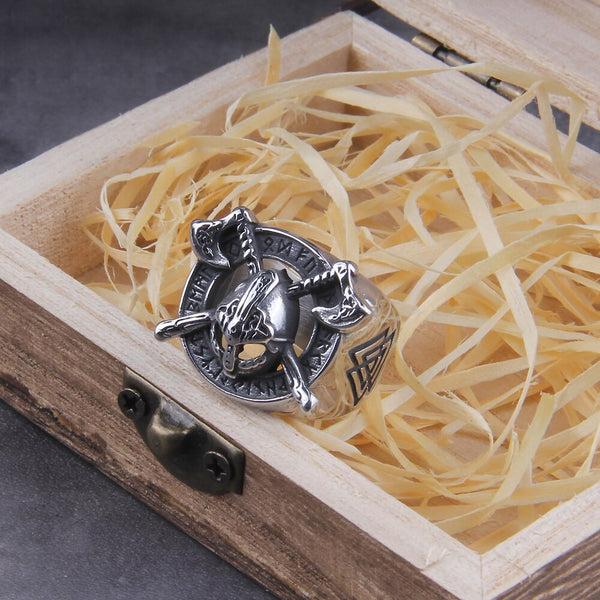 Collar y anillo con colgante de guerrero vikingo con hacha vikinga sobre escudo vikingo
